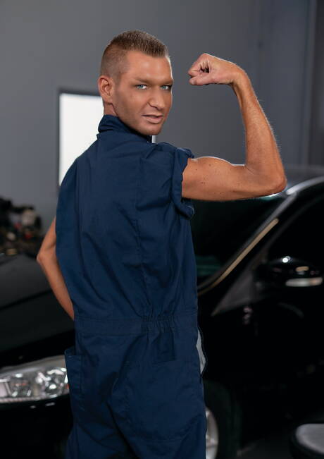 Os amigos descarados Wrex Wylde, Aiden Ward e Wolfie Braden Shaw em uma foda anal a três com fisting