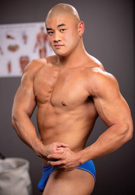 Amerykański przystojniak Johnny Ford i Aaron Chu ruchają się po obciąganie