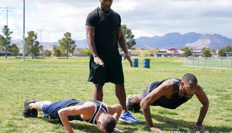 Die versauten Typen August Alexander, Johnny Hunter und Romance haben harten interracial Dreier-Sex im Freien