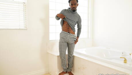 Sexy vrienden Fame, JJ Lake en Tony Orlando hebben een interraciale liefdesrelatie in bad