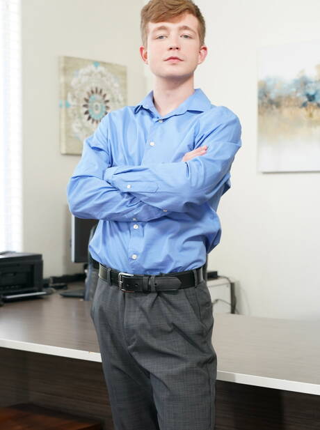 Les copains sans vergogne Deepdicc, Troy Thomas et Zario Travezz dans une partie de sexe interraciale à trois