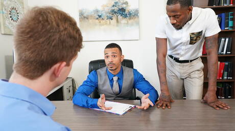 Les copains sans vergogne Deepdicc, Troy Thomas et Zario Travezz dans une partie de sexe interraciale à trois