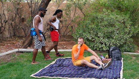 I ragazzi spudorati Chandler Scott, Fame e Jj Lake in un bollente trio interrazziale con sesso anale all