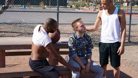 I ragazzi eccitati August Alexander, Legacy Maxim e Timothy Drake in un duro sesso interrazziale a tre all