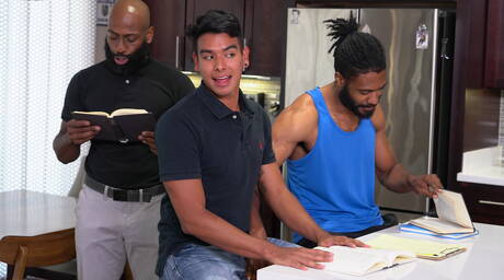 Les mecs excités Hunter Triad, Jay Seabrook et Jj Lake ont des relations sexuelles anales à trois dans la cuisine