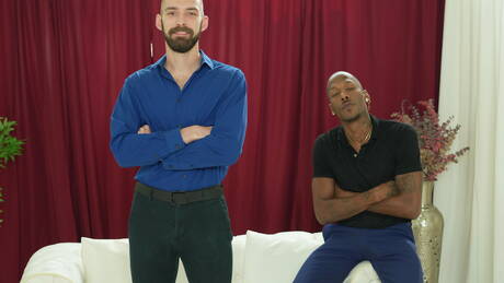 Czarny muskularny Deepdicc i przystojny facet Johnny B w scenie czarno-białej