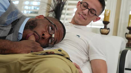 Des Irez und der attraktive Schwarze Micah Martinez beim harten Analsex zwischen verschiedenen Rassen