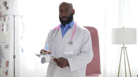 Aiden Langston, bien bâti, et le culturiste noir Jj Lake dans une relation sexuelle anale interraciale torride avec fisting