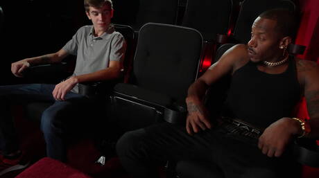 Il muscoloso e muscoloso Deepdicc e il bellissimo ragazzo Levi Rhodes fanno sesso interrazziale bollente