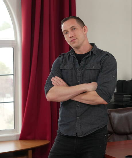 Ethan Sinns e il robusto Jake Waters scopano dopo un pompino interrazziale