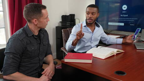 Ethan Sinns e il robusto Jake Waters scopano dopo un pompino interrazziale