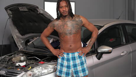 アルトゥーロ・サントスと黒人のスーパースタッド、ノックアウトの異人種間の愛