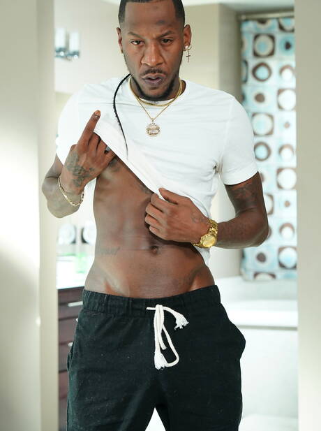 ディープディック、イーライ・マルティネス、ザック・スノーのいやらしい男たちが異人種間の3Pセックスを楽しむ