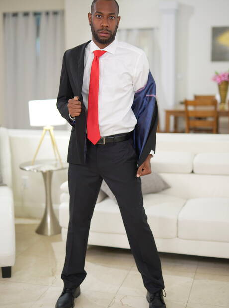 Les copains excités August Alexander, Jack Hunter et Micah Martinez ont un sexe interracial torride à trois