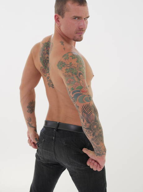 Two american guys hunky guy Fame and beefcake Isaac X make an interracial love