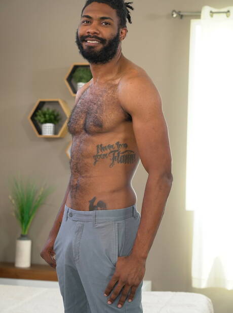 Podnieceni kumple Darron Bluu, Hunter Triad i Jj Lake w gorącym międzyrasowym seksie grupowym