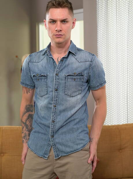 I focosi August Alexander, Dillon Diaz e Zak Bishop in un duro sesso interrazziale a tre