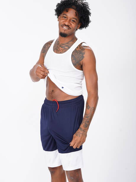 セクシーな仲間のカレブ・マーフィー、ノックアウト、レイ・ディーゼルが異人種間の3Pセックスを楽しむ