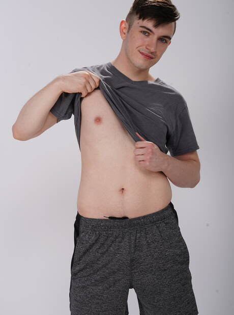 セクシーな仲間のカレブ・マーフィー、ノックアウト、レイ・ディーゼルが異人種間の3Pセックスを楽しむ