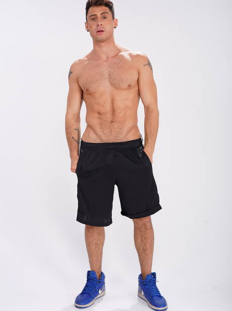 핫한 친구 자렛 문, 녹아웃, 레이 디젤이 뜨거운 인종간 3인조 엉덩이 섹스를 선보입니다.