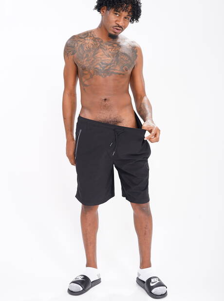 Die heißen Kumpels Jarret Moon, Knockout und Ray Diesel bei einem heißen interracial Dreier-Arschfick