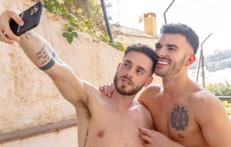 Der hinreißende Typ Pol Prince und der heiße Hengst Manuel Reyes haben draußen eine heiße Paarszene