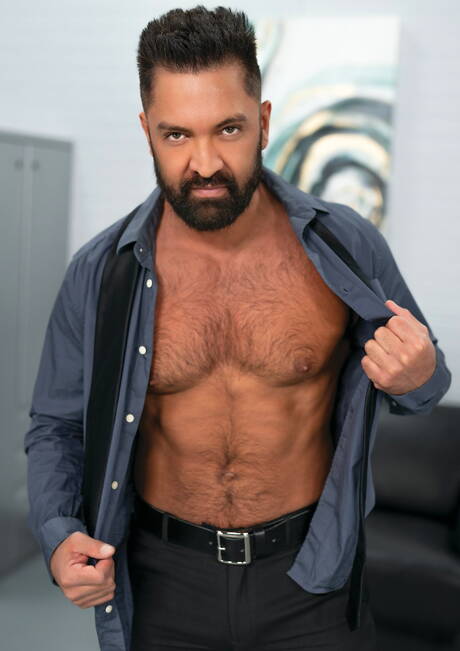 Die gut gebauten Latinos Dominic Pacifico und Archer Croft haben harten Analsex mit Fisting