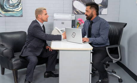 Dominic Pacifico et Archer Croft, deux Latinos bien bâtis, se livrent à des relations sexuelles anales intenses avec fisting.