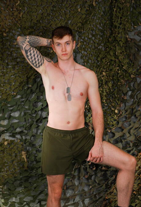 Amerykański owłosiony ogier Julian Brady i Finn August pozują nago i pokazują ciasne pośladki