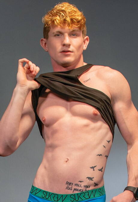 Le beau gosse américain Devin Franco et le beau gosse canadien Max Lorde dans une scène homosexuelle torride