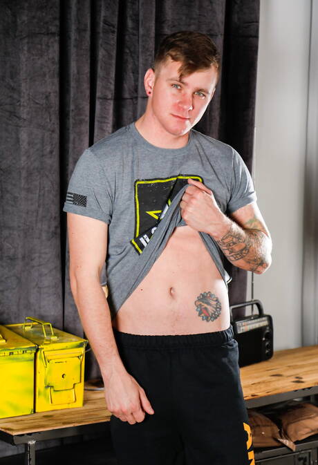 Netter amerikanischer Kerl, der junge Kerl Ryan Jordan und der haarige Hengst Julian Brady beim harten Analsex