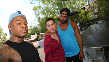 Bezczelni chłopcy Brad Wilde, pan Cali i Ray Diesel uprawiają międzyrasowy seks na świeżym powietrzu