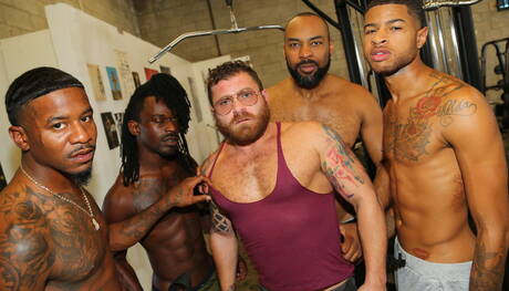 フェイム、ノックアウト、レオン、レイ・ディーゼル、ライリー・ミッチェルが異人種間のグループセックスシーンに出演