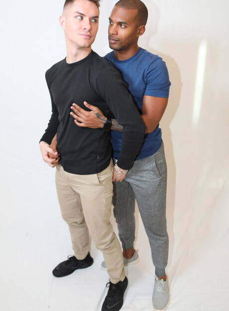 De gespierde Amerikaanse sterren Jacen Zhu en de knappe jongen Zak Bishop hebben een hete interraciale seks