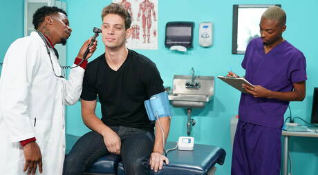 Hot Knockout, Michael Del Ray and Noah Pain have a good interracial 3some sex with fisting