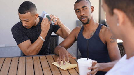 Seksowny Bucky Wright, Nic Sahara i Zario Travezz w gorącym trójkącie międzyrasowego seksu analnego