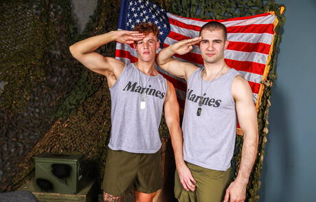 Zmysłowy kumpel Chris White i seksowny kumpel Kyler Drayke wiercą tyłek