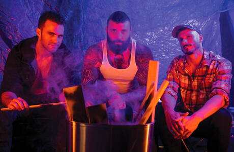 帥哥Markus Kage、Gabriel Clark和Windom Gold在戶外互相吸吮和操弄