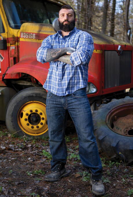 興奮した少年テディ・トーレス、マーカス・ケイジ、ライアン・ボーンズの熱い3Pアナルファックアクションアウトドア