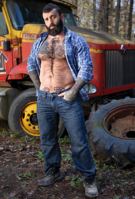 興奮した少年テディ・トーレス、マーカス・ケイジ、ライアン・ボーンズの熱い3Pアナルファックアクションアウトドア