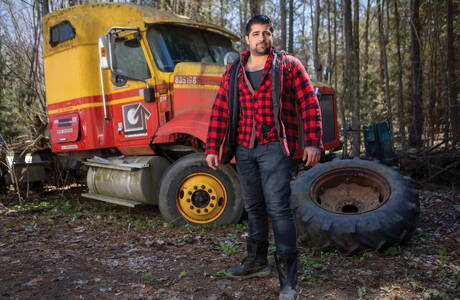 性感男孩 Teddy Torres、Markus Kage 和 Ryan Bones 在戶外進行火熱的三人肛交