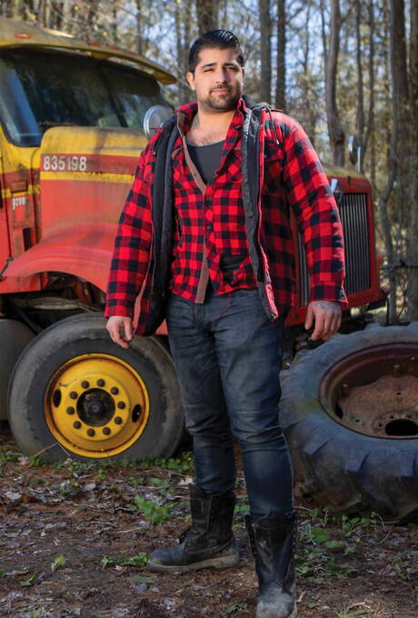 興奮した少年テディ・トーレス、マーカス・ケイジ、ライアン・ボーンズの熱い3Pアナルファックアクションアウトドア