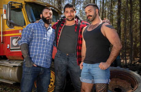 興奮した少年テディ・トーレス、マーカス・ケイジ、ライアン・ボーンズの熱い3Pアナルファックアクションアウトドア