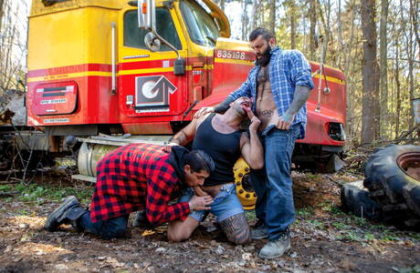 興奮した少年テディ・トーレス、マーカス・ケイジ、ライアン・ボーンズの熱い3Pアナルファックアクションアウトドア