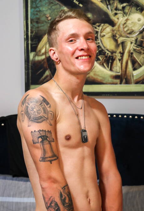 Der junge Kerl Ryker Ryland wichst seinen Schwanz