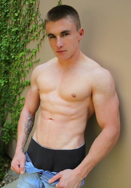 Conan Mcguire et le taureau américain Jake Davis baisent le cul après une fellation à l