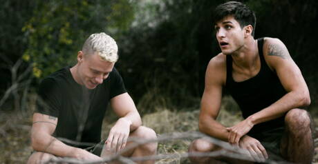 Zwei amerikanische Jungs, der kräftige Justin Matthews und der harte Elliot Finn, haben heißen Analsex im Freien