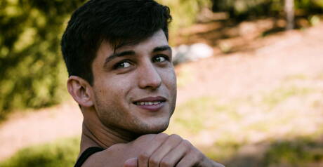 Zwei amerikanische Jungs, der kräftige Justin Matthews und der harte Elliot Finn, haben heißen Analsex im Freien