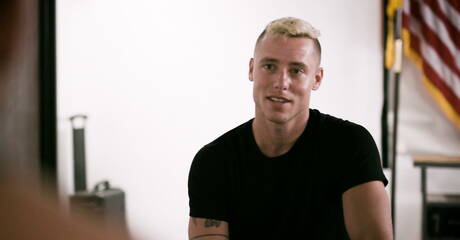 Zwei amerikanische Jungs, der kräftige Justin Matthews und der harte Elliot Finn, haben heißen Analsex im Freien