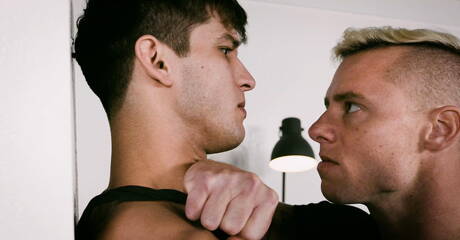 Zwei amerikanische Jungs, der kräftige Justin Matthews und der harte Elliot Finn, haben heißen Analsex im Freien